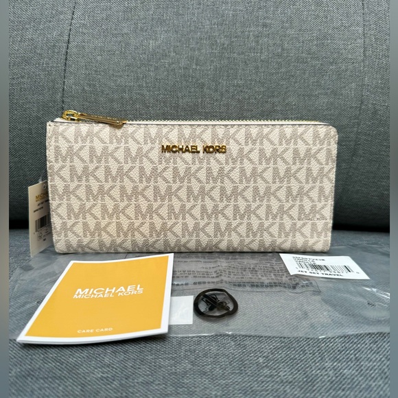 Michael Kors Handbags - 🆕MICHAEL KORS Jet Set Travel Large Logo Quarter-Zip Wallet.